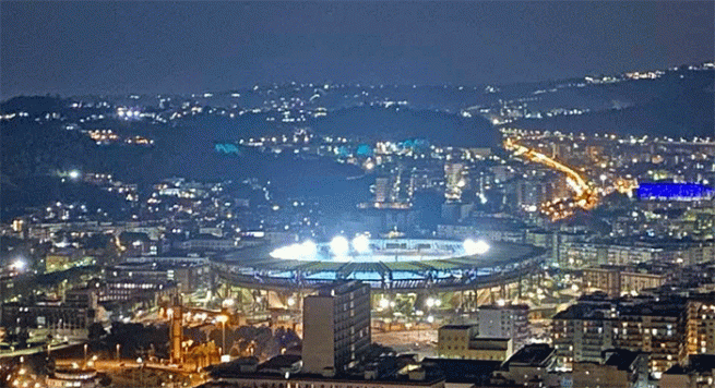 Lo stadio San Paolo si illumina per Diego Armando Maradona