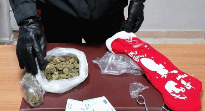 Torre Annunziata - Marijuana trovata all'interno di una calza natalizia, arrestato 35enne