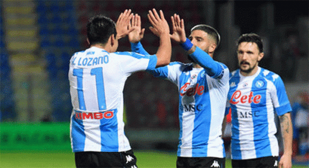 Il Napoli vince in trasferta segnando quattro gol al Crotone