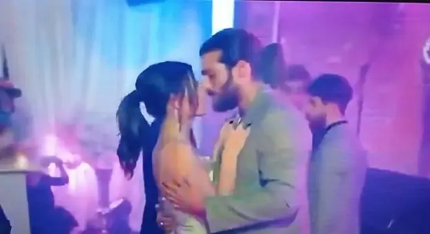 DayDreamer: Can Yaman e Demet Özdemir ballo romantico ad una festa. Il video 