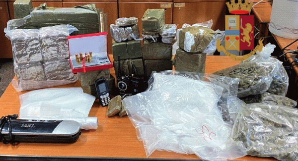 Napoli - Sequestrati 30 kg di droga, arrestato 46enne