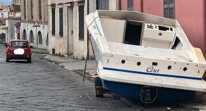Ercolano - Barca abbandonata sul ciglio di una strada, il sindaco: "Vergognati, ma ti beccheremo!"