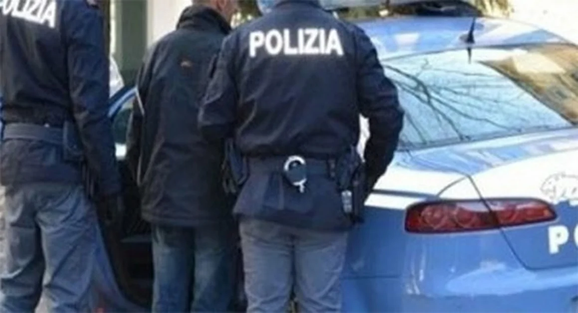 Pompei - A bordo di uno scooter, strappa la borsa di dosso ad una ragazza, arrestato 18enne