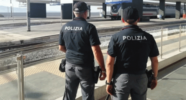Napoli - Aggredisce poliziotto perché fermato senza biglietto alla stazione, arrestato nigeriano