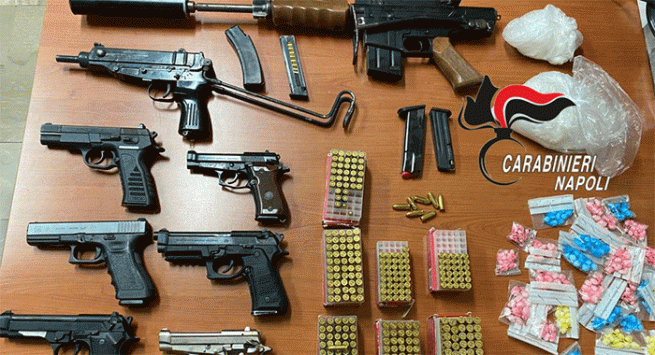 Brusciano - Arsenale da guerra in uno scantinato: mitra , carabina e 6 pistole