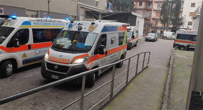 Torre Annunziata - Paziente Covid in attesa di dialisi da 24 ore in ambulanza fuori dall'ospedale San Leonardo