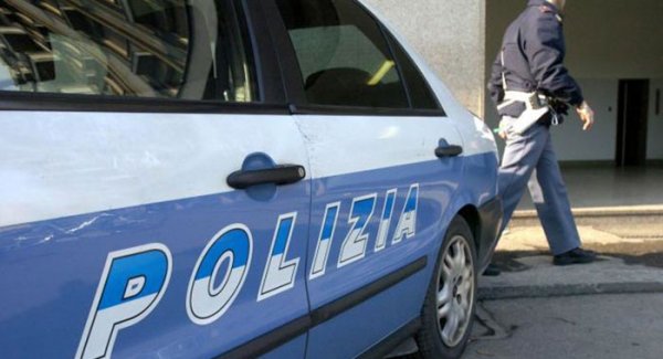 Torre del Greco - Aveva nell'auto un tirapugni e 3 stecchette di hashish, arrestato 26enne