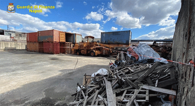 Napoli - La Guardia di Finanza sequestra 500 tonnellate di rifiuti all'interno del porto