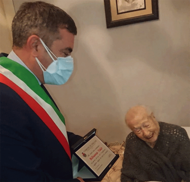 Trecase - La prof. Bibiana Talò compie 107 anni. L'omaggio del sindaco De Luca