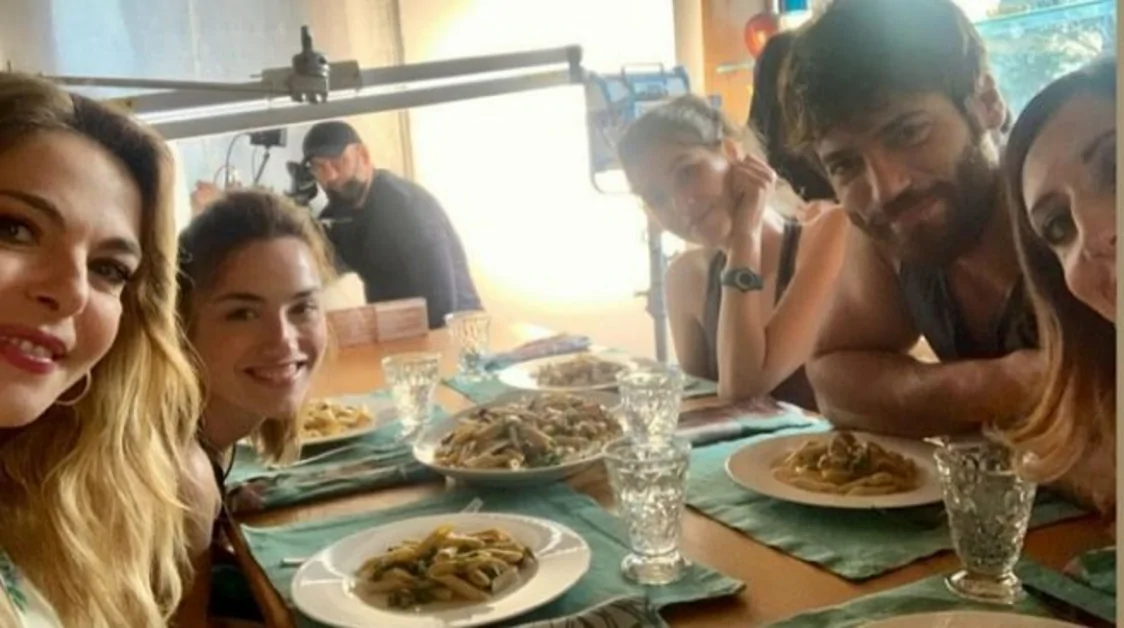 Can Yaman e Claudia Gerini: pausa pranzo durante lo spot De Cecco