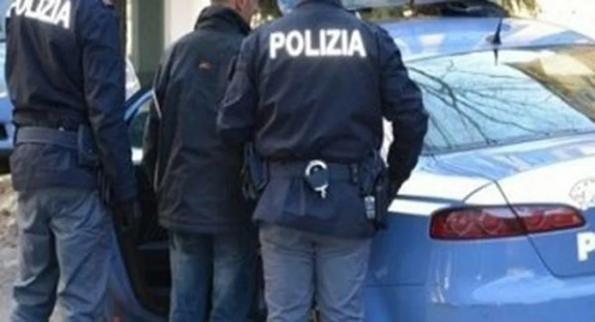 Ischia - Lancia oggetti contro i passanti, arrestato 23enne