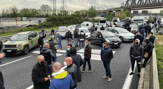 Autostrada A1 Roma-Napoli bloccata: in corso protesta degli operatori mercatali