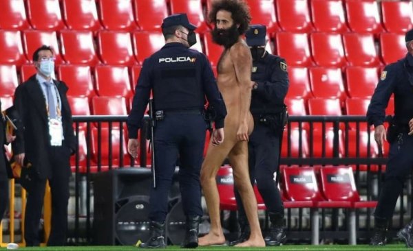Granada-Manchester United:  uomo completamente nudo in campo