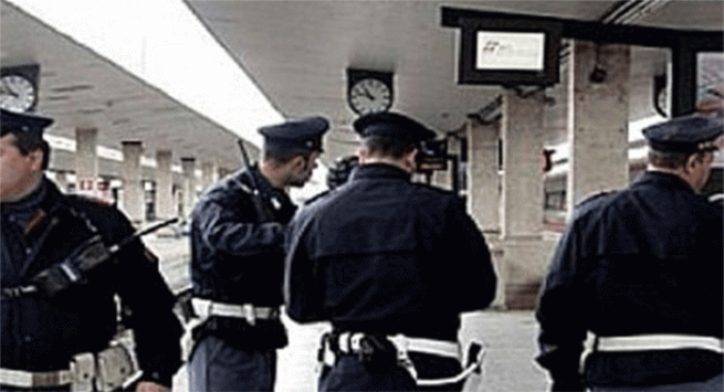 Napoli - Stazione Centrale, controlli a tappeto della Polfer: 4 arresti per furto e atti osceni