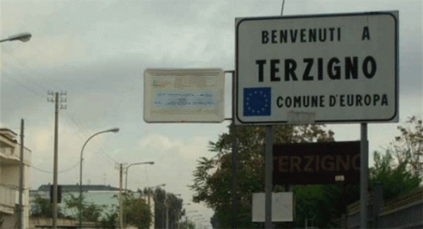 Terzigno - Lancia sassi contro auto e scooter e poi aggredisce i carabinieri, arrestato 25enne