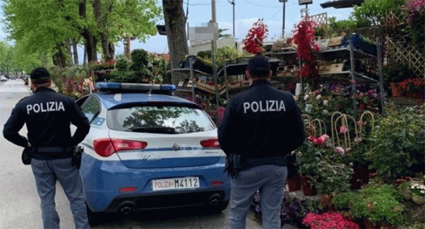 Napoli - Fioraio abusivo in via Petrarca: sequestrati 3.378 piante e 70 sacchi di terreno