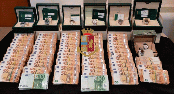 Orologi di valore e 378mila euro in contanti: arrestato ricettatore napoletano