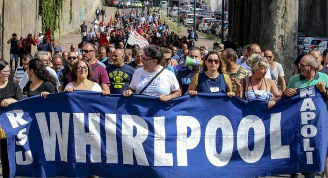 Napoli - La Whirpool avvia le procedure di licenziamento dei lavoratori
