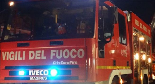Boscoreale - Concessionaria in fiamme nella notte, danni per 300mila euro