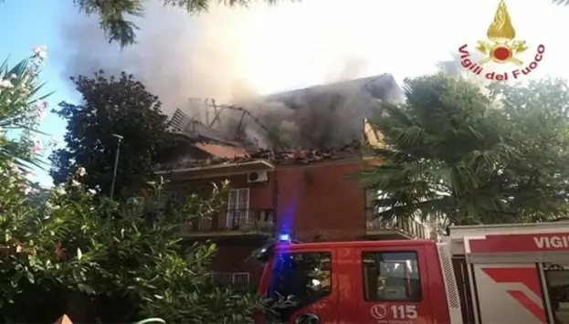Esplosione in una palazzina a Roma: crolla il solaio, tre persone ferite