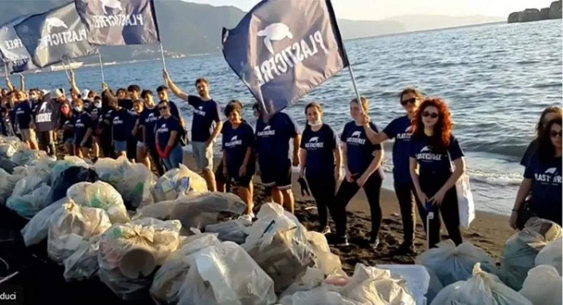 Torre Annunziata - Iniziativa sulla spiaggia di Rovigliano: raccolti 150 sacchi di plastica. Il video