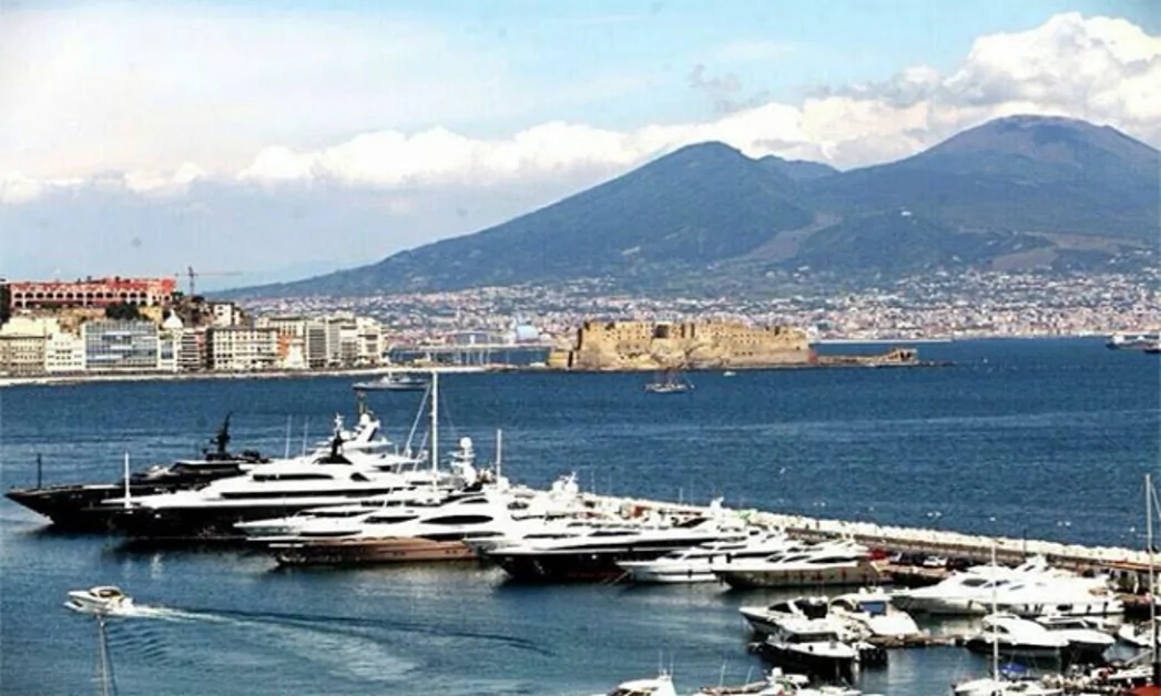 Si intrufolano su uno yacht a Mergellina, denunciati due ragazzi per violazione di domicilio