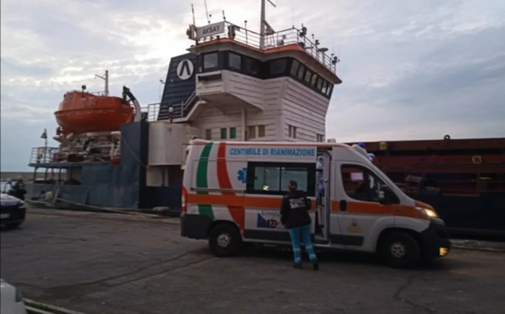 Torre Annunziata - Malore dopo l'attracco al porto, marittimo ricoverato in ospedale