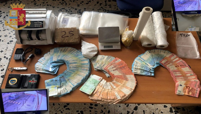 Napoli – Sorpreso con droga e circa 44mila euro in contanti, arrestato 34enne