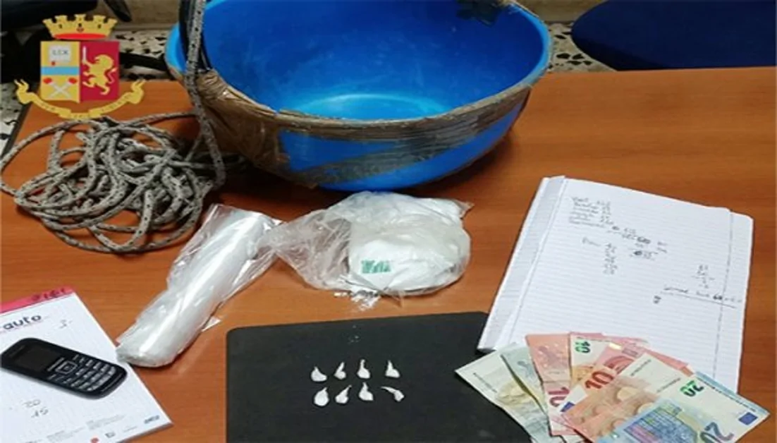 Napoli - Pusher ai domiciliari usa il paniere per vendere droga, arrestato