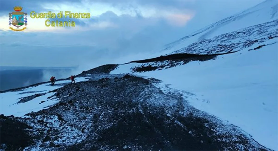 Bloccati da ghiaccio e neve sull’Etna, soccorsi tre escursionisti