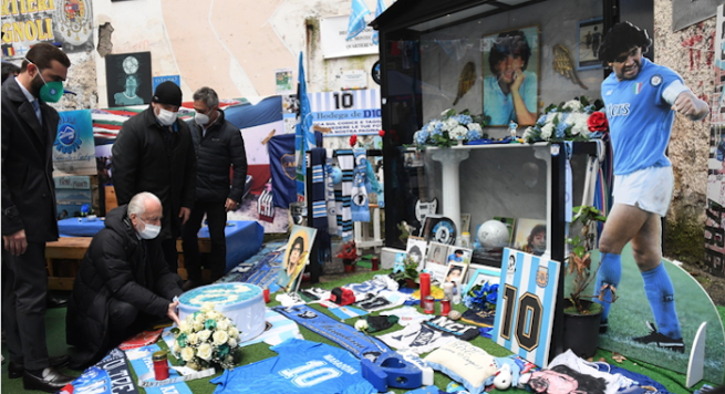 Un anno fa ci lasciava Diego Armando Maradona, l’omaggio del presidente del Napoli De Laurentiis 