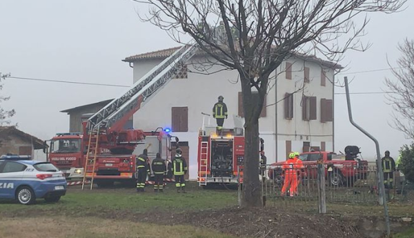 Modena - Ultraleggero si schianta contro una casa di campagna