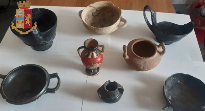 Reperti archeologici per adornare casa, denunciato 64enne nel Napoletano