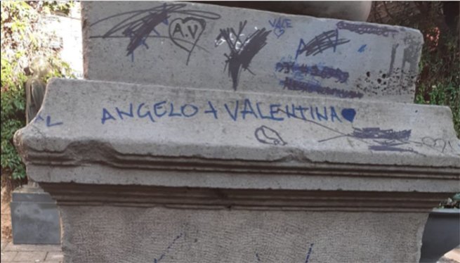 Ercolano - Ragazzini imbrattano il monumento di piazza Colonna, l’ira del sindaco Buonajuto