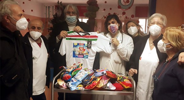 L'Aicovis dona 50 calze ai piccoli pazienti del reparto pediatrico del San Leonardo di Castellammare