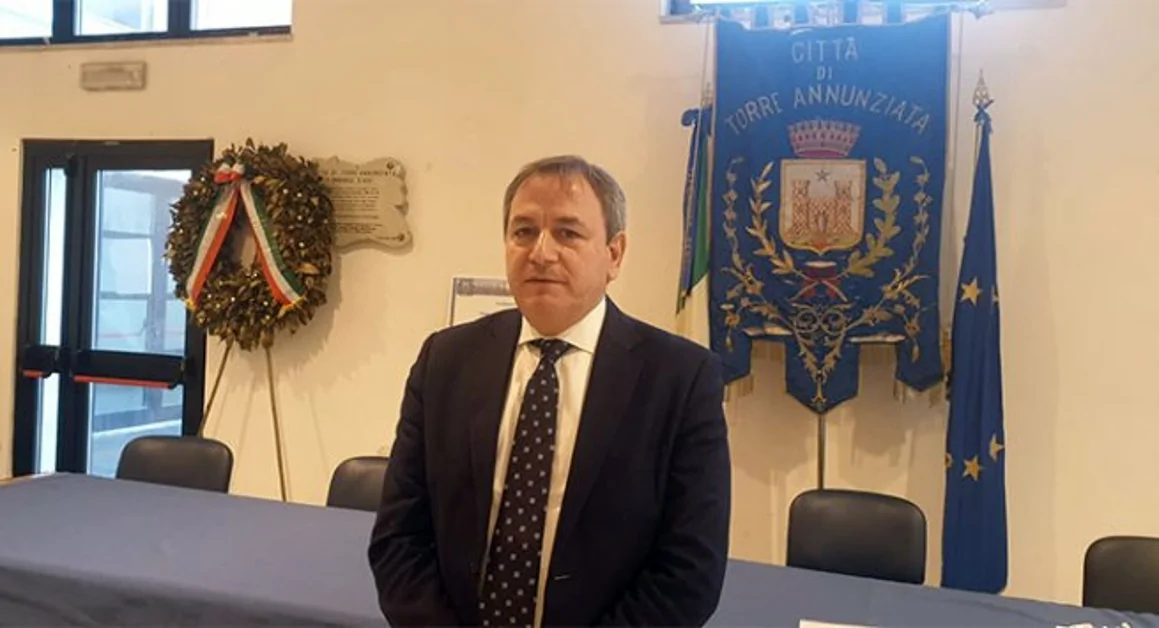 Torre Annunziata - Covid, polemica nei confronti del sindaco Ascione: "Chiuda le scuole!"