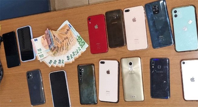 Napoli - Vende cellulari rubati, Polizia blocca 30enne dopo colluttazione: arrestato