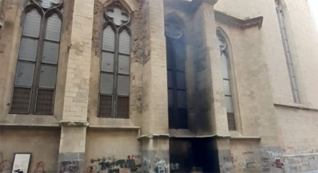 Napoli - "Focarazzi di Sant'Antonio", danneggiata la facciata della storica chiesa di Sant'Eligio