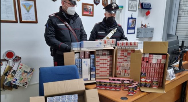 Terzigno - Opificio tessile abusivo in casa e sigarette di contrabbando: arrestato 49enne