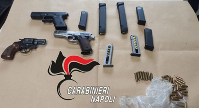 Frattamaggiore (NA) - Carabinieri trovano pistole e una bomba nascoste in un terreno