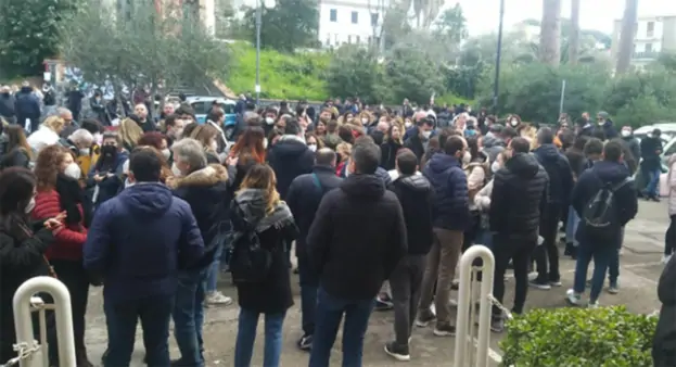Sanità, la protesta di mille precari Covid alla sede ASL di Torre del Greco: «Non siamo eroi usa e getta»