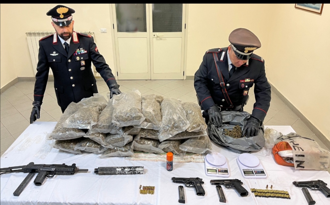 Arsenale e droga nascosti sui Monti Lattari, maxi sequestro dei carabinieri