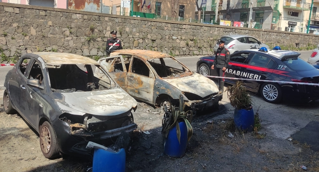 Torre del Greco - Incendia 4 auto senza motivo. Carabinieri arrestano piromane