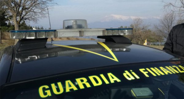 Napoli - Sfugge all'alt della GdF, tampona auto e viene arrestato
