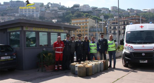 Napoli - Le Fiamme Gialle donano carburante sequestrato alla Croce Rossa