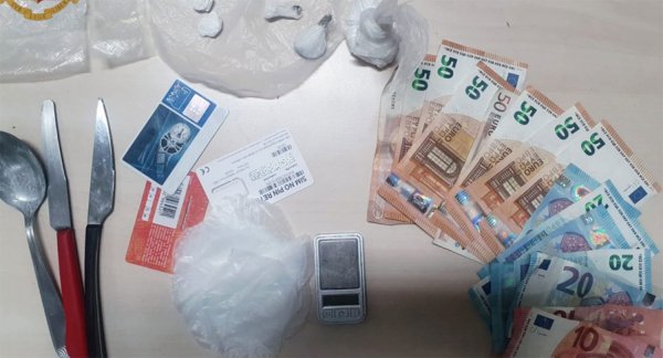 Napoli - Spaccio di droga in un condominio, due arresti