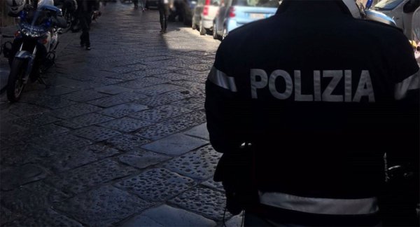 Napoli - Polizia e Municipale presidiano il quartiere Forcella