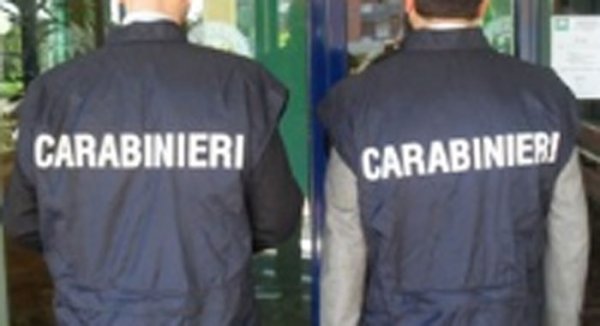 Napoli - Ditta produceva borse di noto marchio francese, 15 lavoratori in "nero"