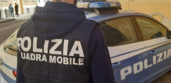 Napoli - Rapina cellulare a una ragazza, arrestato