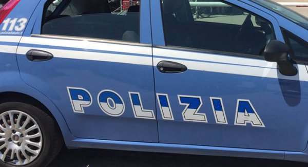 Napoli - Minacce con un coltello, rapina cellulare a un passante
